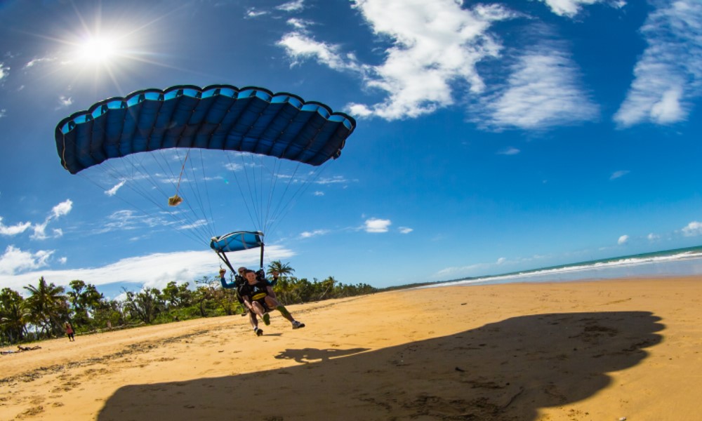 串联高空跳伞体验 - 美神海滩